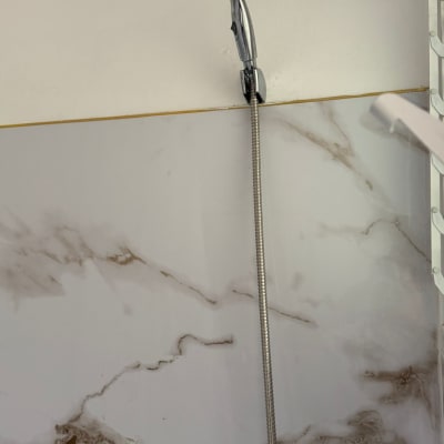 ראש מקלחת על קיר שיש בחדר אמבטיה