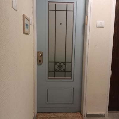 דלת עם ציפוי מתכת ודוגמת סורגים