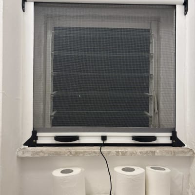 מסגרת אלומיניום לחלון עם רשת גלילה