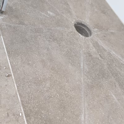 רצפת מקלחת עם חור ניקוז