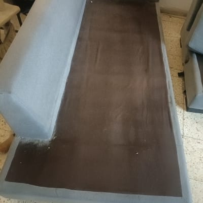 ספה לאחר ניקוי עם ריפוד אפור