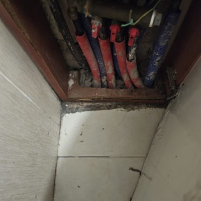 צינורות מים וחשמל בתוך קיר פתוח