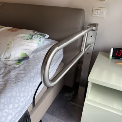 מעקה בטיחות מותקן ליד מיטה בחדר שינה