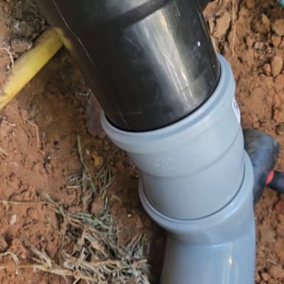 צינור פלסטיק מחובר באדמה עם חיבורים שונים