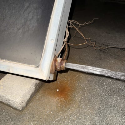 חיבור צינור לדוד שמש עם חלודה