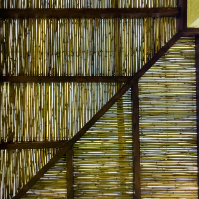 קיר במבוק עם מסגרת עץ בגינה