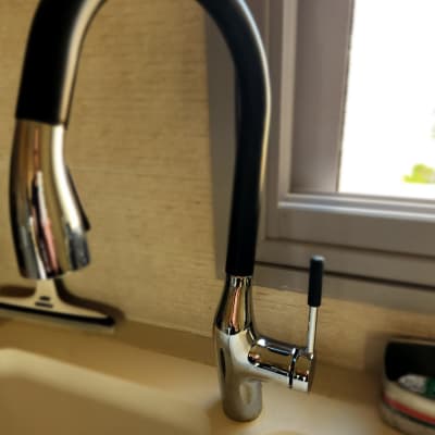 ברז מטבח עם ידית שחורה וכרום