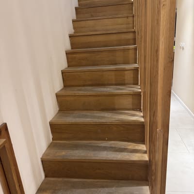 מדרגות עץ בתוך בית, קשור לעבודות הנדימן