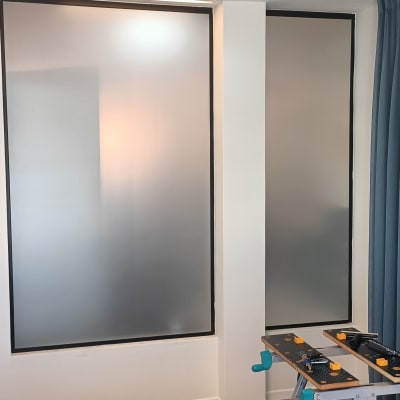 שולחן עבודה עם כלים ליד חלון מטושטש