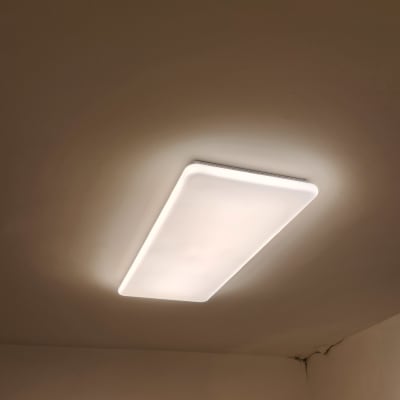 תאורת תקרה בחדר עם קירות לבנים