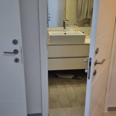 דלתות לבנות פתוחות עם ידיות מתכת