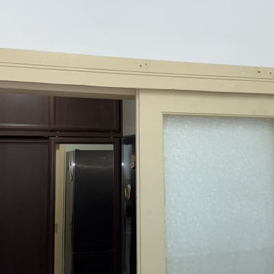 דלת עץ עם זכוכית חלבית ומסגרת עץ