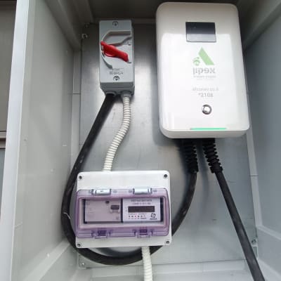 ארון חשמל עם מונה ומתג חשמלי