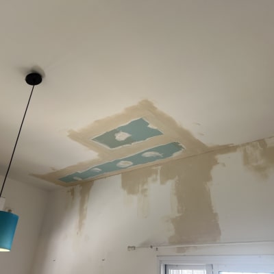 תיקון גבס בתקרה עם טלאים כחולים ולבנים