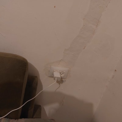 שקע חשמלי עם כבל מחובר בקיר