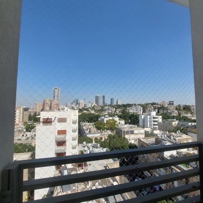 רשת למניעת כניסת יונים במרפסת בניין