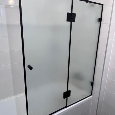 דלתות זכוכית למקלחת עם מסגרת שחורה