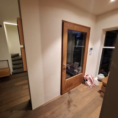 דלת עץ עם קיר צבוע ולוח רצפה מעץ