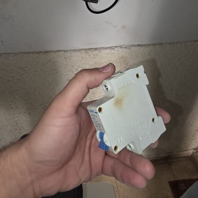 יד מחזיקה מפסק חשמלי עם חוטים