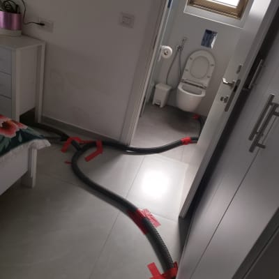 צינורות ייבוש מונחים על רצפה עם סרט דביק אדום