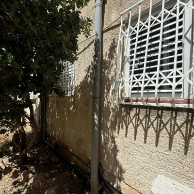 צינור ביוב חיצוני על קיר בניין