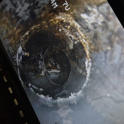 צילום מסך של צינור עם חלודה ונזילה אפשרית