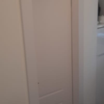 דלת לבנה עם מסגרת בחדר פנימי