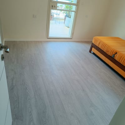 רצפת פרקט עץ בגוון אפור בהיר בחדר