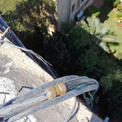 צינור עם מחבר מתכת על גג בניין