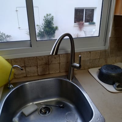 כיור מטבח עם ברז נירוסטה וכוס