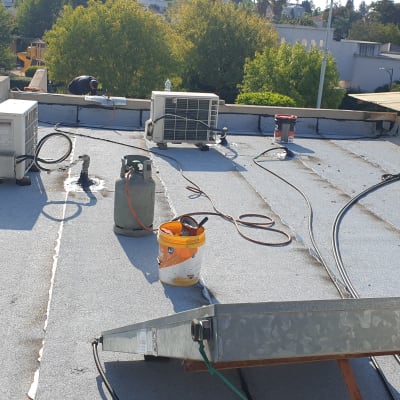 גג עם דליים, צינורות וכלים לאיטום