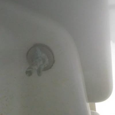 חיבור צינור מתכת עם חלודה קלה