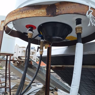 חיבורים וצינורות בתחתית דוד שמש על גג