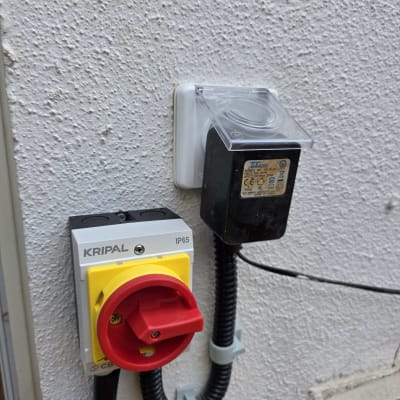שקע חשמל עם מתג על קיר חיצוני
