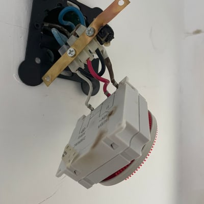 חיבור חשמלי של דוד שמש עם חוטים וצינורות