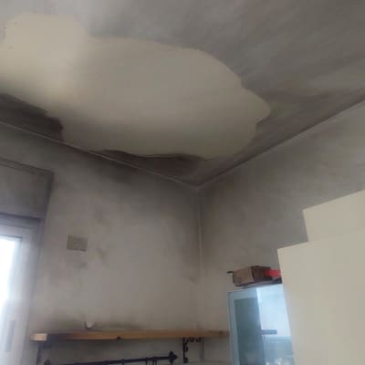 כתם צבע על תקרת מטבח עם תאורה