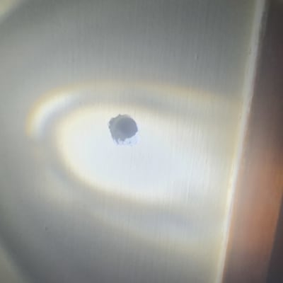 חור בקיר עם תאורה מסביב