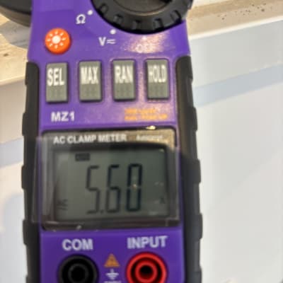 מד זרם חשמלי עם תצוגה של 5.60 אמפר