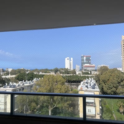 רשת שקופה על מרפסת למניעת כניסת יונים