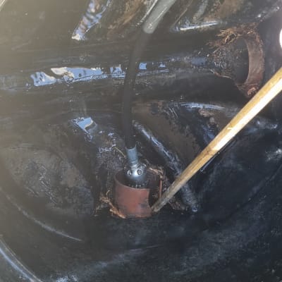 צינור יניקה בתוך מיכל עם נוזל כהה