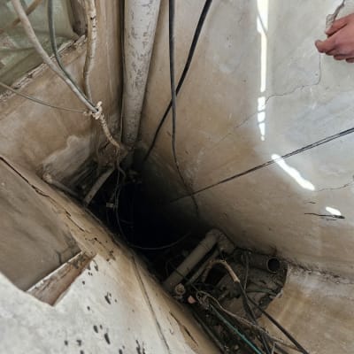 צינורות מים וקווי חשמל בקיר ישן