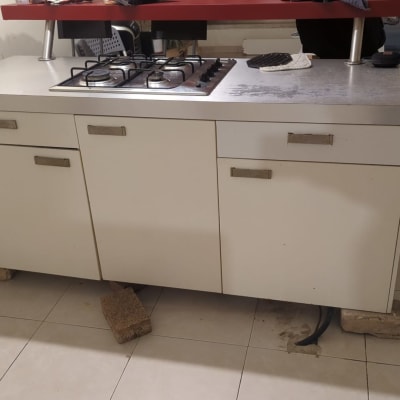 ארון מטבח עם כיריים על בלוקים