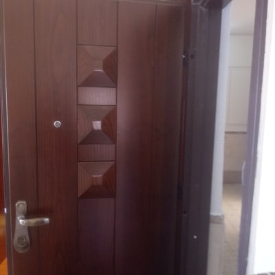 דלת עץ עם ידית מתכת ומנעול