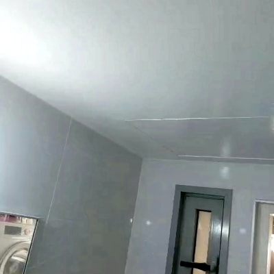 חדר אמבטיה עם חלון ומכונת כביסה