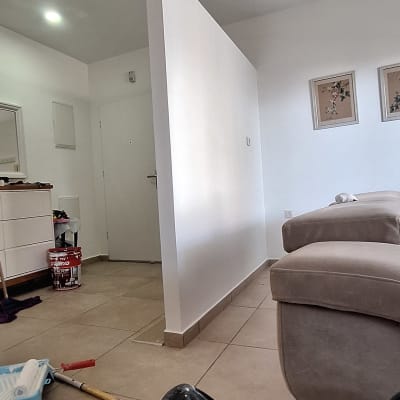 קיר גבס עם כלי עבודה לצביעה