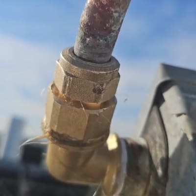 חיבור צינור מתכת לדוד שמש עם חלודה