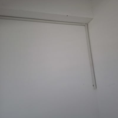 תעלה חשמלית על קיר לבן