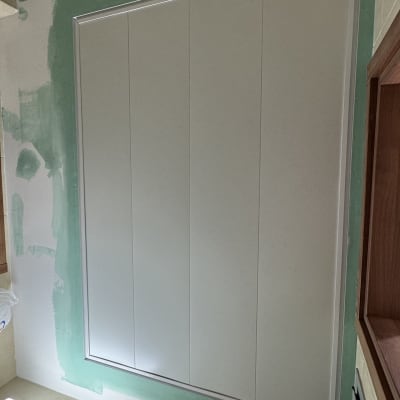 קיר גבס מותקן עם מסגרת ירוקה