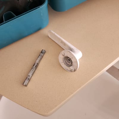 חלקי מנעול וכלי עבודה על שולחן