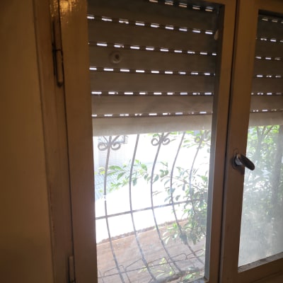 חלון עם תריסים וברזל מגן